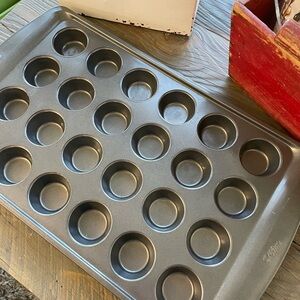 Wilton Non Stick Bakeware 24 mini Muffin Pan